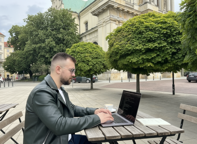 Андрей за работой